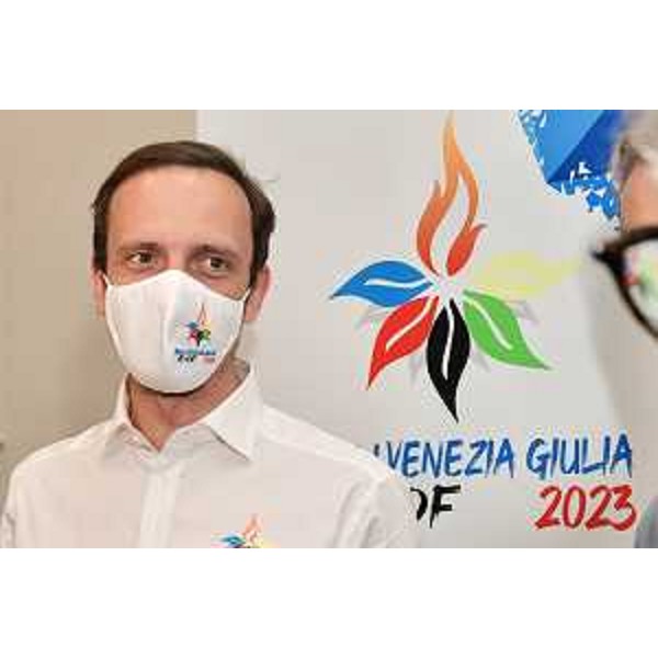 Il governatore Massimiliano Fedriga con alle spalle il logo di Eyof 2023 - Il governatore Massimiliano Fedriga con alle spalle il logo di Eyof 2023