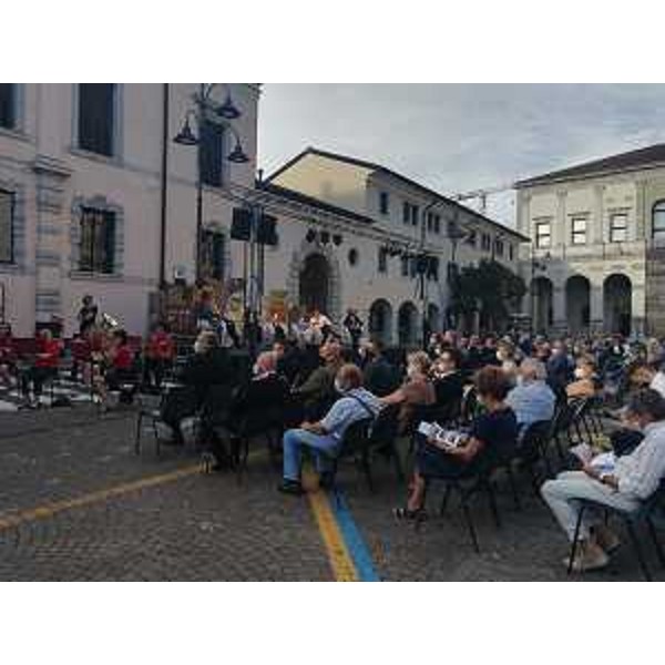 La manifestazione in piazza Duomo a Cividale - La manifestazione in piazza Duomo a Cividale