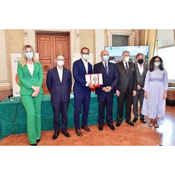 La consegna a Gialuz alla presenza delle autorità regionali e comunali - La consegna a Gialuz alla presenza delle autorità regionali e comunali