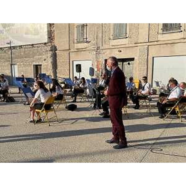 Il presidente Piero Mauro Zanin si rivolge ai musicisti della Filarmonica La Prime Lûs 1812 - Il presidente Piero Mauro Zanin si rivolge ai musicisti della Filarmonica La Prime Lûs 1812 