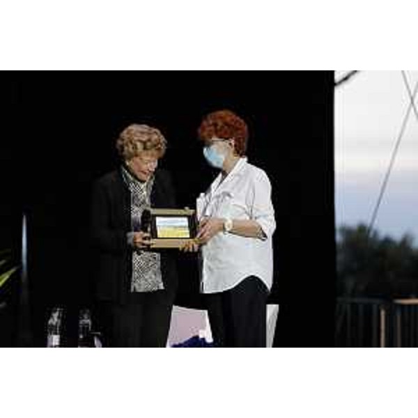 L'assesore regionale Tiziana Gibelli consegna il premio a Dacia Maraini - L'assesore regionale Tiziana Gibelli consegna il premio a Dacia Maraini