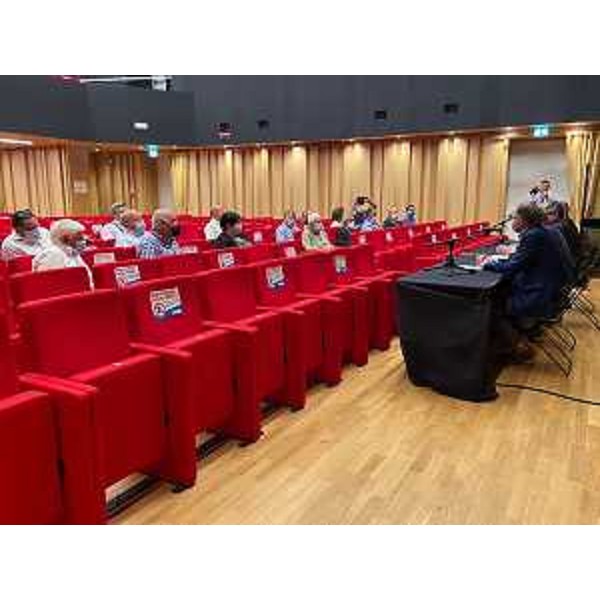 Una rappresentanza dei sindaci del mandamento di Spilimbergo presenti all'incontro svoltosi nella sala del Cinema Miotto - Una rappresentanza dei sindaci del mandamento di Spilimbergo presenti all'incontro svoltosi nella sala del Cinema Miotto