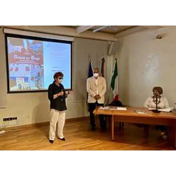 L'intervento dell'assessore regionale alla Cultura Tiziana Gibelli durante la presentazione del volume di poesie edito dalla Società operaia di Pordenone - L'intervento dell'assessore regionale alla Cultura Tiziana Gibelli durante la presentazione del volume di poesie edito dalla Società operaia di Pordenone