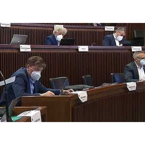 Elia Miani (in alto), primo firmatario della mozione, sui banchi assieme ai colleghi di gruppo Bernardis, Budai e Moras - Elia Miani (in alto), primo firmatario della mozione, sui banchi assieme ai colleghi di gruppo Bernardis, Budai e Moras