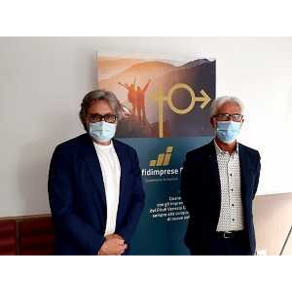 L'assessore regionale alle Attività produttive Sergio Emidio Bini (a sinistra) insieme al presidente di Confidimprese Fvg Roberto Vicentini prima dell'avvio dei lavori dell'assemblea - L'assessore regionale alle Attività produttive Sergio Emidio Bini (a sinistra) insieme al presidente di Confidimprese Fvg Roberto Vicentini prima dell'avvio dei lavori dell'assemblea