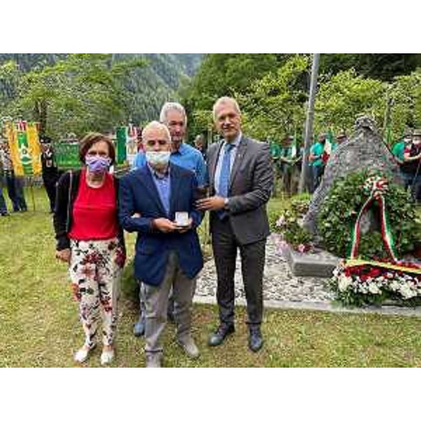 Il presidente del Cr Fvg, Piero Mauro Zanin, consegna il riconoscimento dell'Assemblea ai discendenti dell'alpino Silvio Gaetano Ortis - Il presidente del Cr Fvg, Piero Mauro Zanin, consegna il riconoscimento dell'Assemblea ai discendenti dell'alpino Silvio Gaetano Ortis