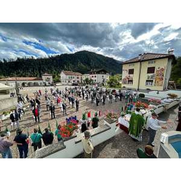 La Santa Messa celebrata nel piazzale Pieve di San Martino - La Santa Messa celebrata nel piazzale Pieve di San Martino