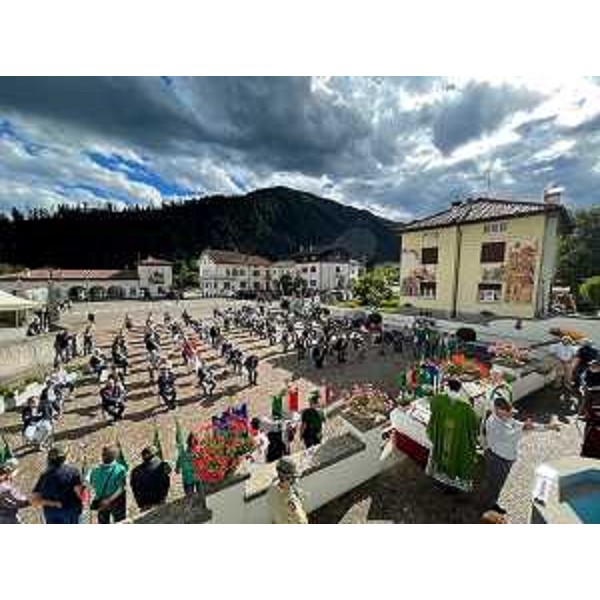 Piazzale Pieve di San Martino a Cercivento durante il rito religioso che ha aperto la 1. Giornata regionale della restituzione dell'Onore - Piazzale Pieve di San Martino a Cercivento durante il rito religioso che ha aperto la 1. Giornata regionale della restituzione dell'Onore