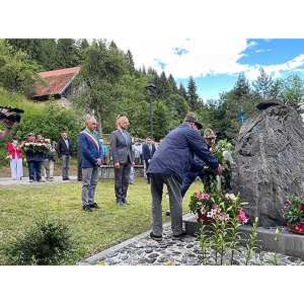 Il presidente del Cr Fvg, Piero Mauro Zanin, con l'assessore comunale Elio Ferigo durante la deposizione delle corone al cippo - Il presidente del Cr Fvg, Piero Mauro Zanin, con l'assessore comunale Elio Ferigo durante la deposizione delle corone al cippo