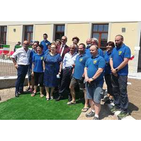 La foto di gruppo con la comunità di Farla che ha organizzato assieme al Comune la festosa inaugurazione - La foto di gruppo con la comunità di Farla che ha organizzato assieme al Comune la festosa inaugurazione