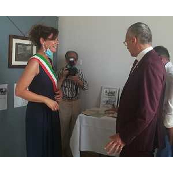 Piero Mauro Zanin durante la visita alla mostra sull'ex asilo assieme al sindaco di Majano, Raffaella Paladin - Piero Mauro Zanin durante la visita alla mostra sull'ex asilo assieme al sindaco di Majano, Raffaella Paladin