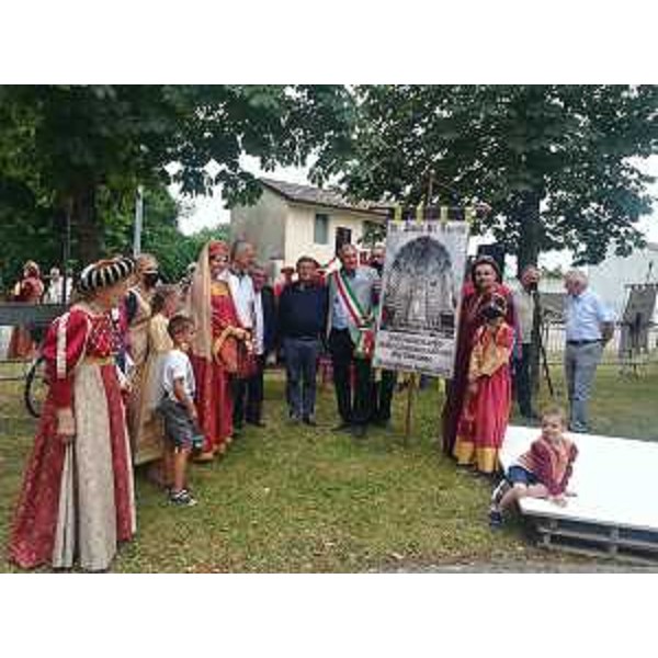 Il presidente Piero Mauro Zanin nella foto di gruppo con il borgo vincitore - Il presidente Piero Mauro Zanin nella foto di gruppo con il borgo vincitore