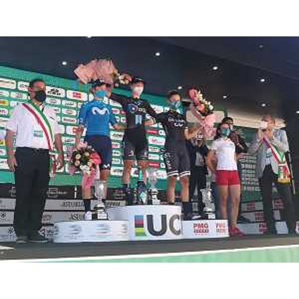 Il podio della tappa friulana del Giro; a destra il sindaco di Mortegliano, Roberto Zuliani - Il podio della tappa friulana del Giro; a destra il sindaco di Mortegliano, Roberto Zuliani