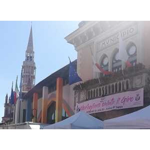 Lo striscione di saluto al Giro sul municipio di Mortegliano - Lo striscione di saluto al Giro sul municipio di Mortegliano