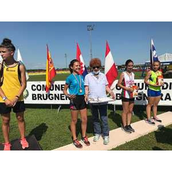 L'assessore regionale allo Sport Tiziana Gibelli premia le atlete che hanno gareggiato sulla nuova pista di atletica a Brugnera - L'assessore regionale allo Sport Tiziana Gibelli premia le atlete che hanno gareggiato sulla nuova pista di atletica a Brugnera
