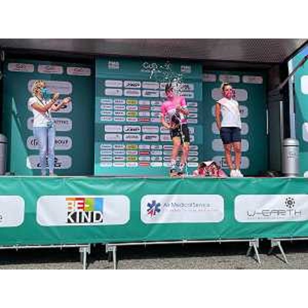L'assessore regionale alle Finanze, Barbara Zilli, sul palco della premiazione del Giro rosa allestito al traguardo sulla vetta del Matajur - L'assessore regionale alle Finanze, Barbara Zilli, sul palco della premiazione del Giro rosa allestito al traguardo sulla vetta del Matajur