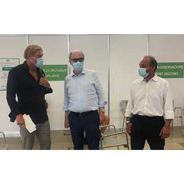 Il vicegovernatore della Regione Riccardo Riccardi con l'amministratore unico della Triestina Calcio Mauro Milanese (a sx) e il direttore generale di Asugi Antonio Poggiana (a dx) - Il vicegovernatore della Regione Riccardo Riccardi con l'amministratore unico della Triestina Calcio Mauro Milanese (a sx) e il direttore generale di Asugi Antonio Poggiana (a dx)