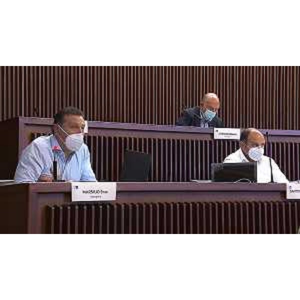 Enzo Marsilio e Diego Moretti (Pd) in primo piano con il collega dem Roberto Cosolini al livello superiore - Enzo Marsilio e Diego Moretti (Pd) in primo piano con il collega dem Roberto Cosolini al livello superiore