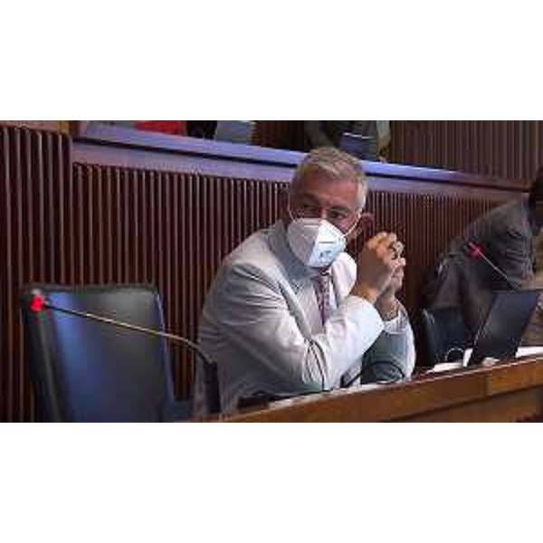 Alessandro Basso (FdI) mentre presiede la I Commissione - Alessandro Basso (FdI) mentre presiede la I Commissione