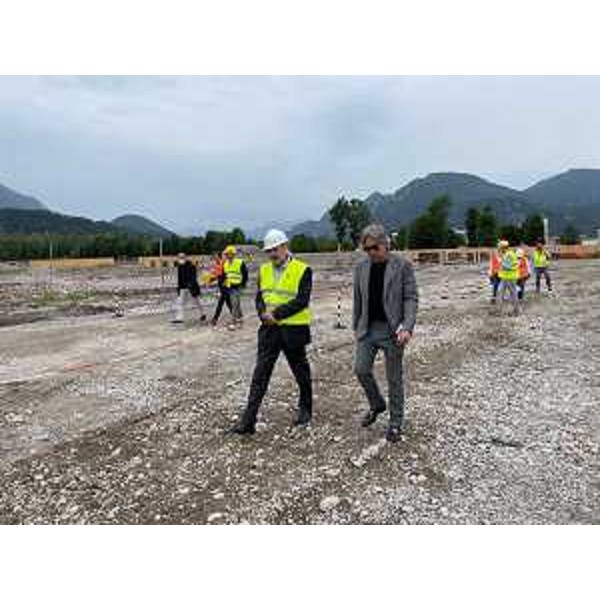 Il sopralluogo dell'assessore regionale alle Attività produttive, Sergio Emidio Bini, al cantiere del nuovo Centro logistico di Tolmezzo insieme al presidente di Carnia industrial park Roberto Siagri - Il sopralluogo dell'assessore regionale alle Attività produttive, Sergio Emidio Bini, al cantiere del nuovo Centro logistico di Tolmezzo insieme al presidente di Carnia industrial park Roberto Siagri