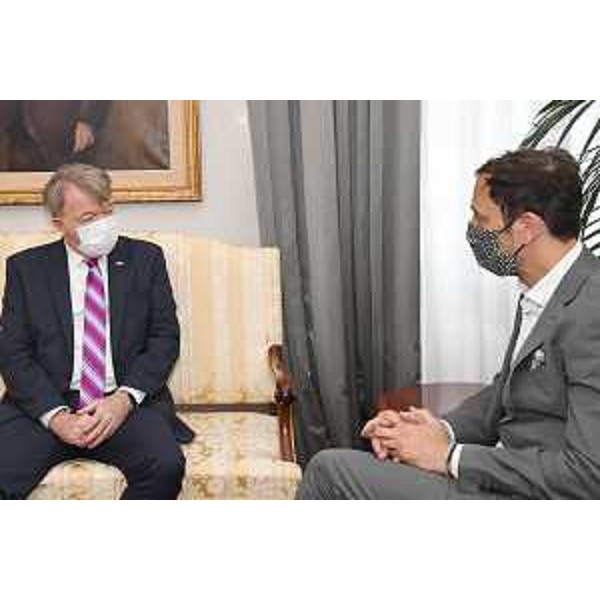Una fase dell'incontro tra il governatore della Regione Massimiliano Fedriga e il console generale degli Stati Uniti in Italia Robert Needham svoltosi oggi a Trieste - Una fase dell'incontro tra il governatore della Regione Massimiliano Fedriga e il console generale degli Stati Uniti in Italia Robert Needham svoltosi oggi a Trieste