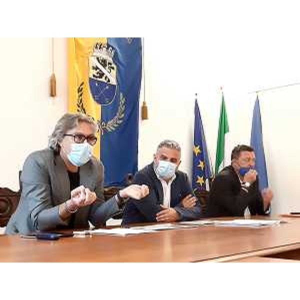 L'assessore alle Attività produttive e al Turismo, Sergio Emidio Bini, all'incontro nella sede municipale di Tarvisio con il sindaco, Renzo Zanette, il sindaco di Chiusaforte. Fabrizio Fuccaro, e i rappresentanti delle categorie economiche del Tarvisiano. - L'assessore alle Attività produttive e al Turismo, Sergio Emidio Bini, all'incontro nella sede municipale di Tarvisio con il sindaco, Renzo Zanette, il sindaco di Chiusaforte. Fabrizio Fuccaro, e i rappresentanti delle categorie economiche del Tarvisiano. 