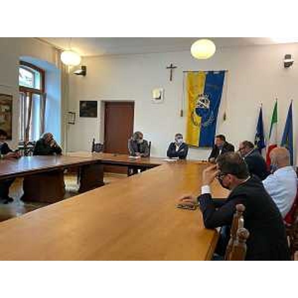 Una fase dell'incontro svoltosi in Municipio a Tarvisio con la presenza del'assessore alle Attività produttive Sergio Emidio Bini - Una fase dell'incontro svoltosi in Municipio a Tarvisio con la presenza del'assessore alle Attività produttive Sergio Emidio Bini