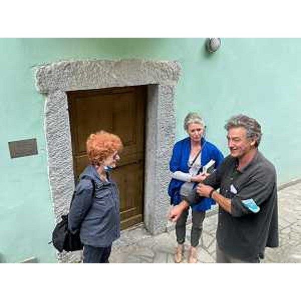 L'assessore regionale alla Cultura, Tiziana Gibelli, con gli organizzatori dell XXVIII Stazione di Topolo, a Grimacco, Antonella Bucovaz e Moreno Miorelli. - L'assessore regionale alla Cultura, Tiziana Gibelli, con gli organizzatori dell XXVIII Stazione di Topolo, a Grimacco, Antonella Bucovaz e Moreno Miorelli.