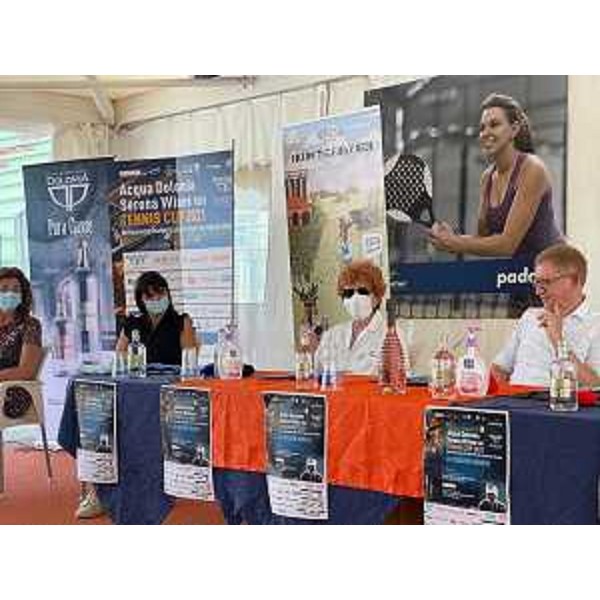 L'assessore regionale allo Sport, Tiziana Gibelli, a Cordenons alla presentazione del Torneo internazionale femminile di Tennis Acqua Dolomia e Serena Wines (26/7-1/8), che fa parte dell'ITF World Tennis Tour, e gli Internazionali maschili del Friuli Venezia Giulia. - L'assessore regionale allo Sport, Tiziana Gibelli, a Cordenons alla presentazione del Torneo internazionale femminile di Tennis Acqua Dolomia e Serena Wines (26/7-1/8), che fa parte dell'ITF World Tennis Tour, e gli Internazionali maschili del Friuli Venezia Giulia. 