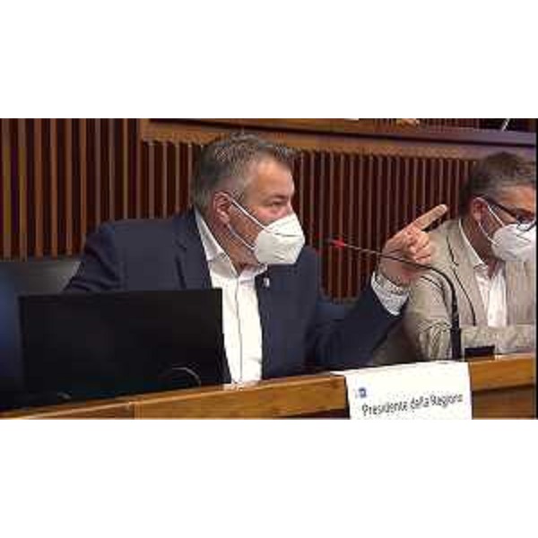 Diego Bernardis (Lega) con l'assessore Pierpaolo Roberti, mentre preside la V Commissione consiliare - Diego Bernardis (Lega) con l'assessore Pierpaolo Roberti, mentre preside la V Commissione consiliare