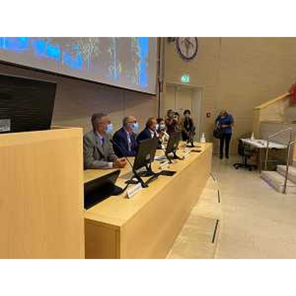 Il vicegovernatore Riccardi assime al rettore Di Lenarda e al direttore Poggiana durante la cerimonia di ringraziamento agli specializzandi e agli studenti del corso di Medicina e Chirurgia dell'Azienda sanitaria universitaria Giuliano Isontina - Il vicegovernatore Riccardi assime al rettore Di Lenarda e al direttore Poggiana durante la cerimonia di ringraziamento agli specializzandi e agli studenti del corso di Medicina e Chirurgia dell'Azienda sanitaria universitaria Giuliano Isontina