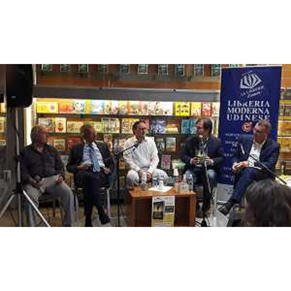 Un momento della presentazione pubblica - Un momento della presentazione pubblica 