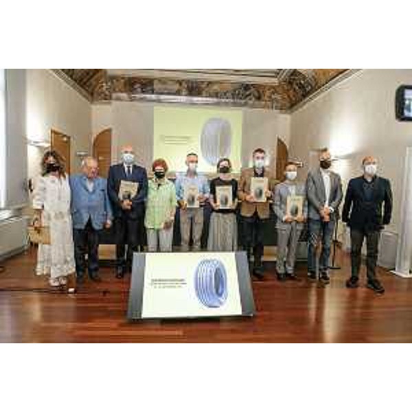 Foto di gruppo degli amministratori locali, presidente della Fondazione, assessore regionale alla Cultura e curatori di pordenonelegge.it davanti all'immagine che caratterizzerà la 22. edizione del festival (foto Gigi Cozzarin) - Foto di gruppo degli amministratori locali, presidente della Fondazione, assessore regionale alla Cultura e curatori di pordenonelegge.it davanti all'immagine che caratterizzerà la 22. edizione del festival (foto Gigi Cozzarin)