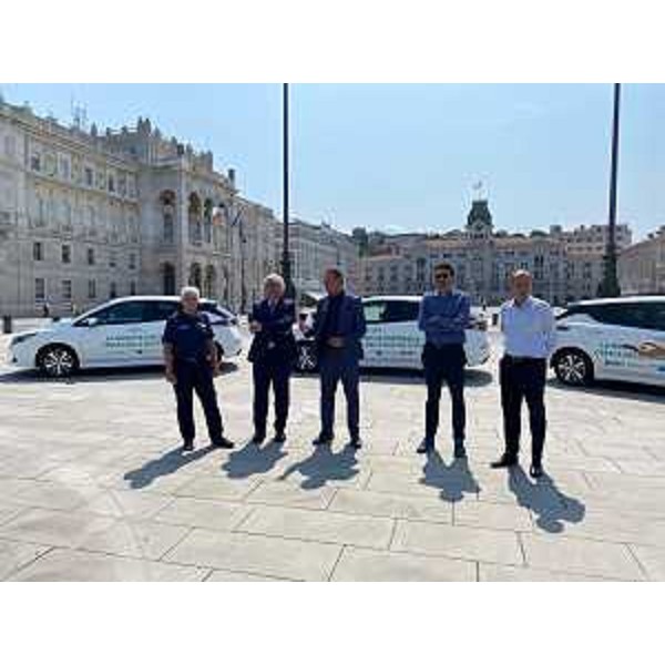 L'assessore Scoccimarro alla consegna delle auto elettriche. - L'assessore Scoccimarro alla consegna delle auto elettriche.