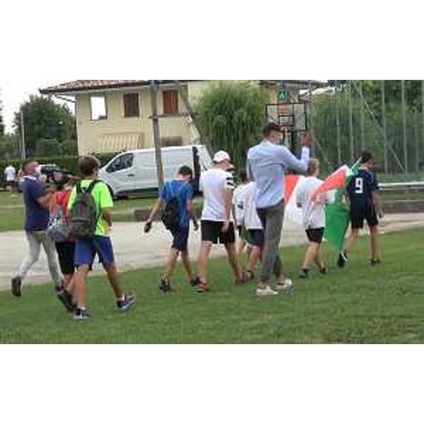 L'arrivo di Meret al campo sportivo, assieme ai ragazzi di Flambruzzo - L'arrivo di Meret al campo sportivo, assieme ai ragazzi di Flambruzzo