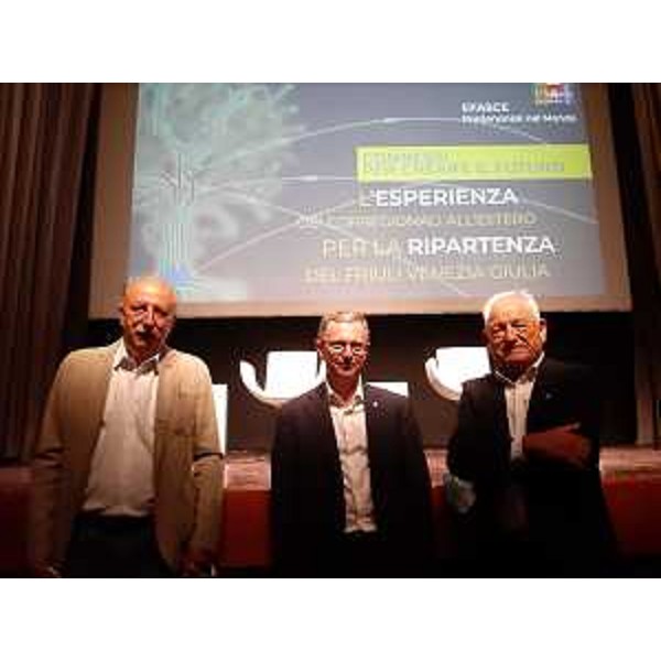 L'assessore Stefano Zannier con il presidente di EFASCE Gino Gregoris e il vice sindaco di Pordenone Eligio Grizzo al 44esimo incontro dei corregionali all'estero organizzato da Efasce Pordenone - L'assessore Stefano Zannier con il presidente di EFASCE Gino Gregoris e il vice sindaco di Pordenone Eligio Grizzo al 44esimo incontro dei corregionali all'estero organizzato da Efasce Pordenone 