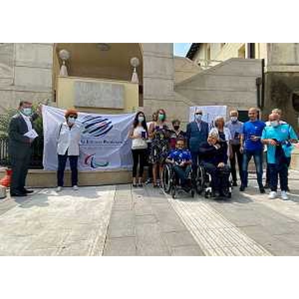 Foto di gruppo delle persone che hanno ricevuto il riconoscimento del Cip alla presenza del vicegovernatore della Regione Riccardo RIccardi e dell'assessore regionale allo sport Tiziana Gibelli - Foto di gruppo delle persone che hanno ricevuto il riconoscimento del Cip alla presenza del vicegovernatore della Regione Riccardo RIccardi e dell'assessore regionale allo sport Tiziana Gibelli