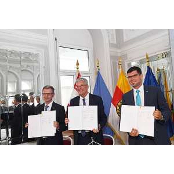 Il momento della sottoscrizione del protocollo - Il momento della sottoscrizione del protocollo