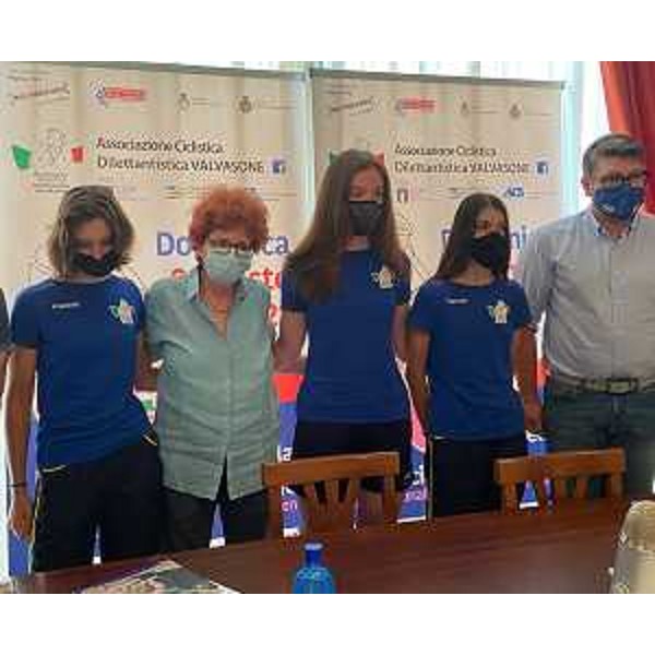L?assessore regionale allo Sport Tiziana Gibelli con una rappresentanza delle atlete della Società ciclistica Valvasone e il consigliere nazionale della Federciclismo Fabrizio Cazzola - L?assessore regionale allo Sport Tiziana Gibelli con una rappresentanza delle atlete della Società ciclistica Valvasone e il consigliere nazionale della Federciclismo Fabrizio Cazzola