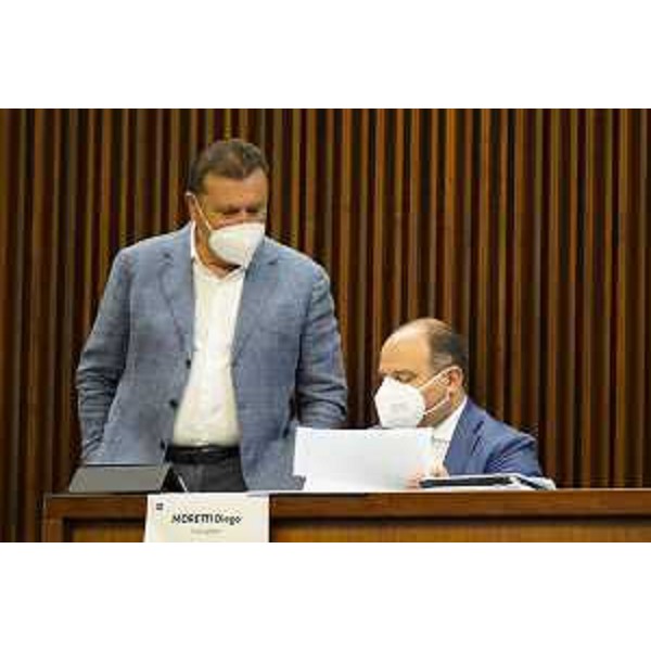 Enzo Marsilio con il capogruppo Diego Moretti (Pd) - Enzo Marsilio con il capogruppo Diego Moretti (Pd)