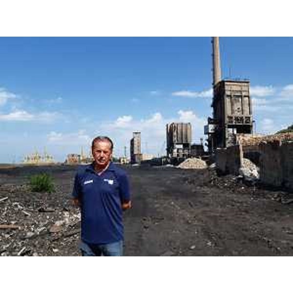 Lassessore regionale alla Difesa dellambiente, Energia e Sviluppo sostenibile Fabio Scoccimarro durante il sopralluogo nel sito della Ferriera di Servola. - Lassessore regionale alla Difesa dellambiente, Energia e Sviluppo sostenibile Fabio Scoccimarro durante il sopralluogo nel sito della Ferriera di Servola.