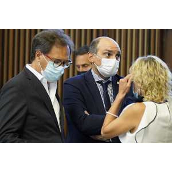 Cristian Sergo (M5S) tra Mauro di Bert (PrFvg/Ar) e l'assessore Fvg alle Finanze, Barbara Zilli - Cristian Sergo (M5S) tra Mauro di Bert (PrFvg/Ar) e l'assessore Fvg alle Finanze, Barbara Zilli