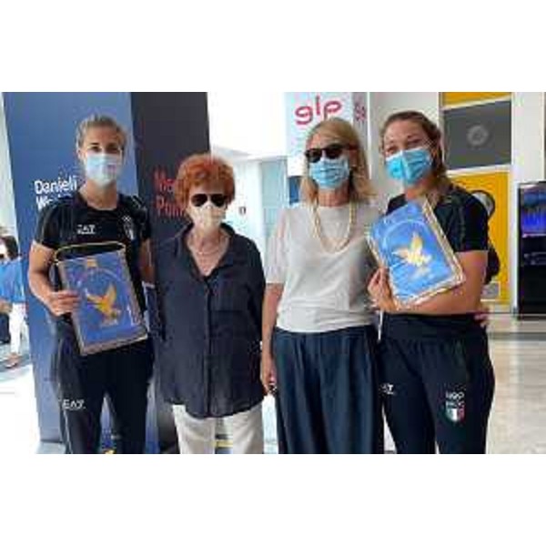 L'assessore regionale allo Sport Tiziana Gibelli insieme a Andrea Howard e Marta Gasparotto, di rientro dalle olimpiadi ti Tokyo e atterrate all'aeroporto di Ronchi dei Legionari - L'assessore regionale allo Sport Tiziana Gibelli insieme a Andrea Howard e Marta Gasparotto, di rientro dalle olimpiadi ti Tokyo e atterrate all'aeroporto di Ronchi dei Legionari