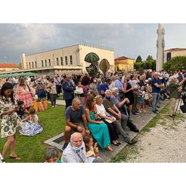 Il pubblico presente alla cerimonia di inaugurazione della mostra Mosaco&mosaici a Spilimbergo - Il pubblico presente alla cerimonia di inaugurazione della mostra Mosaco&mosaici a Spilimbergo