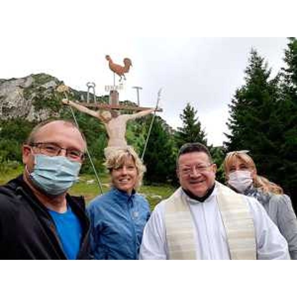 L'assessore regionale alle Finanze Barbara Zilli (seconda da sinistra) dopo la celebrazione della messa per i caduti della montagna. Da sinistra a destra: l'assessore comunale di Gemona Davis Goi, Barbara Zilli, padre Juan Carlos Cerquera Trujillo, che ha officiato il rito, e Raffaella Zilli, consigliera comunale a Gemona - L'assessore regionale alle Finanze Barbara Zilli (seconda da sinistra) dopo la celebrazione della messa per i caduti della montagna. Da sinistra a destra: l'assessore comunale di Gemona Davis Goi, Barbara Zilli, padre Juan Carlos Cerquera Trujillo, che ha officiato il rito, e Raffaella Zilli, consigliera comunale a Gemona