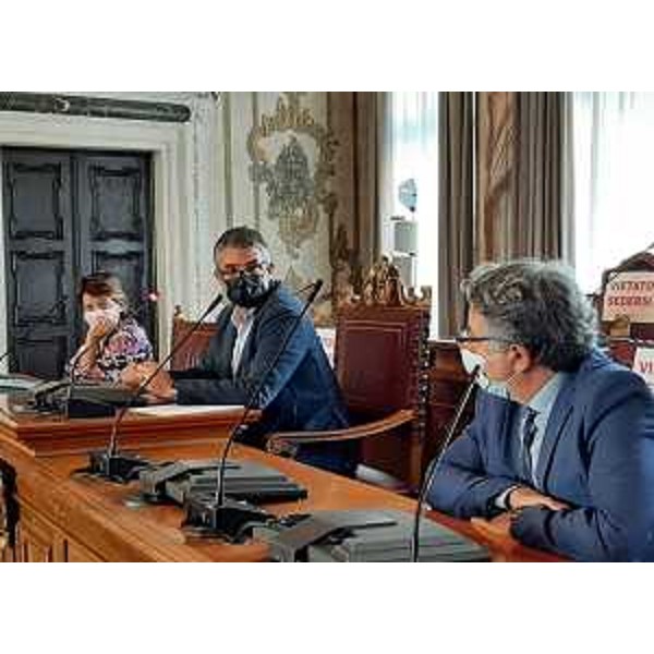 L'assessore regionale alle Autonomie locali Pierpaolo Roberti durante l'incontro con i dipendenti del'Edr di Udine insieme al commissario dell'ente Augusto Viola - L'assessore regionale alle Autonomie locali Pierpaolo Roberti durante l'incontro con i dipendenti del'Edr di Udine insieme al commissario dell'ente Augusto Viola