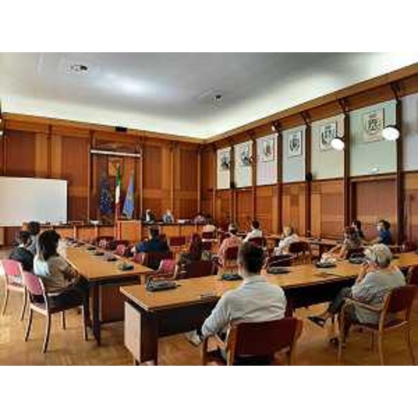 L'assessore regionale alle Autonomie locali Pierpaolo Roberti durante l'incontro con i dipendenti del'Edr di Gorizia e Trieste insieme al commissario dell'ente Paolo Viola - L'assessore regionale alle Autonomie locali Pierpaolo Roberti durante l'incontro con i dipendenti del'Edr di Gorizia e Trieste insieme al commissario dell'ente Paolo Viola