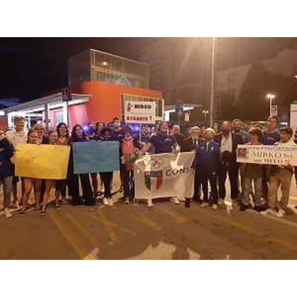 Il pubblico presente in stazione a Pordenone ad attendere l'arrivo del pesista Miko Zanni - Il pubblico presente in stazione a Pordenone ad attendere l'arrivo del pesista Miko Zanni