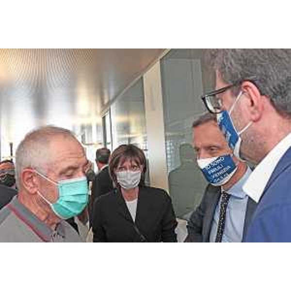 Il governatore Fedriga e l'assessore regionale Alessia Rosolen mentre visitano l'Abs di Pozzuolo del Friuli con il ministro Giorgetti. - Il governatore Fedriga e l'assessore regionale Alessia Rosolen mentre visitano l'Abs di Pozzuolo del Friuli con il ministro Giorgetti. 