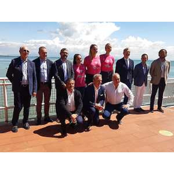 Il presidemte del Consiglio regionale, Piero Mauro Zanin, tra le ragazze della Volley Talmassons e il sindaco di Lignano, Luca Fanotto - Il presidemte del Consiglio regionale, Piero Mauro Zanin, tra le ragazze della Volley Talmassons e il sindaco di Lignano, Luca Fanotto